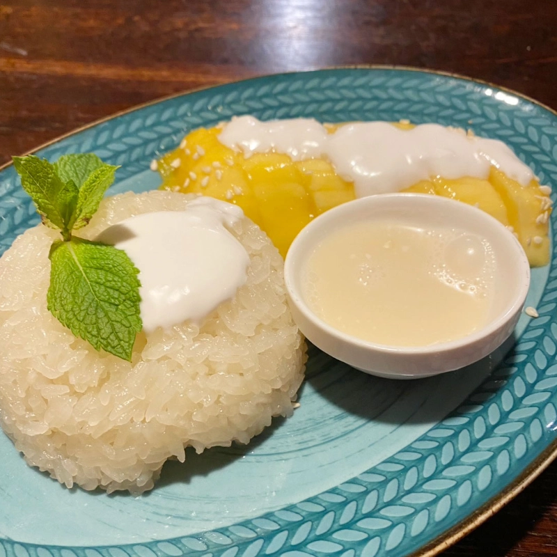 Thailändisches Dessert mit Reis und Früchten